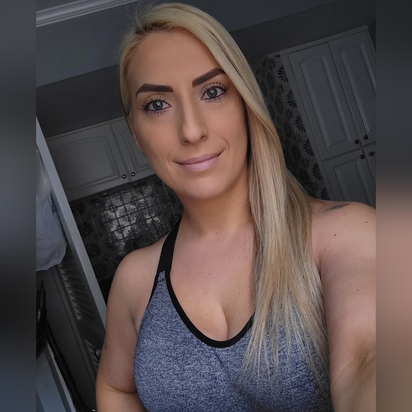 Meet your Posher, Roberta - Picture 1 of 2